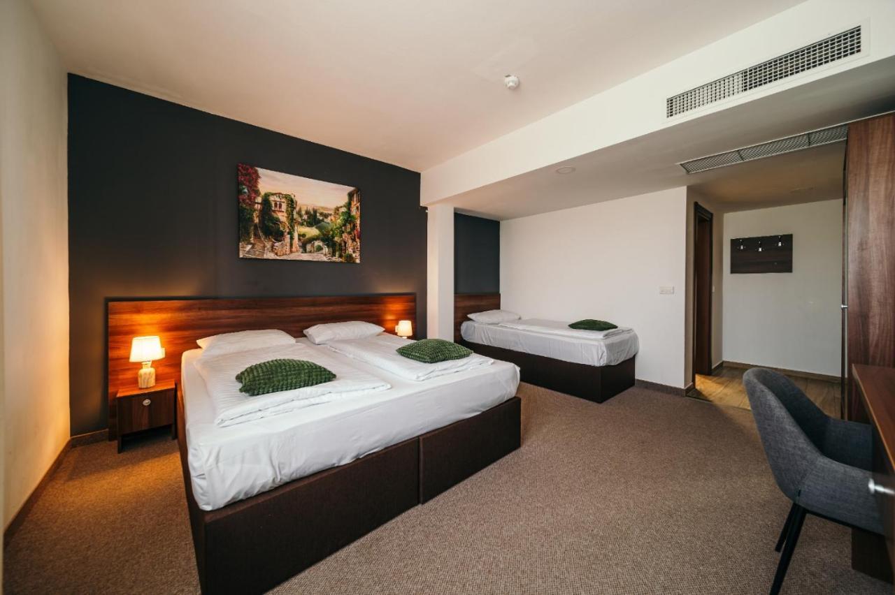 Hotel Rk Ghimbav Екстериор снимка