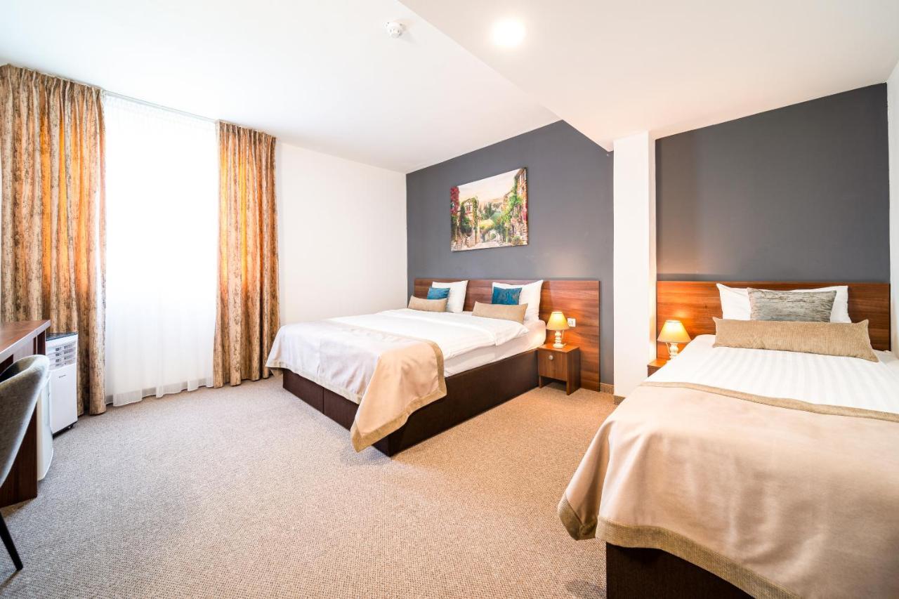 Hotel Rk Ghimbav Екстериор снимка