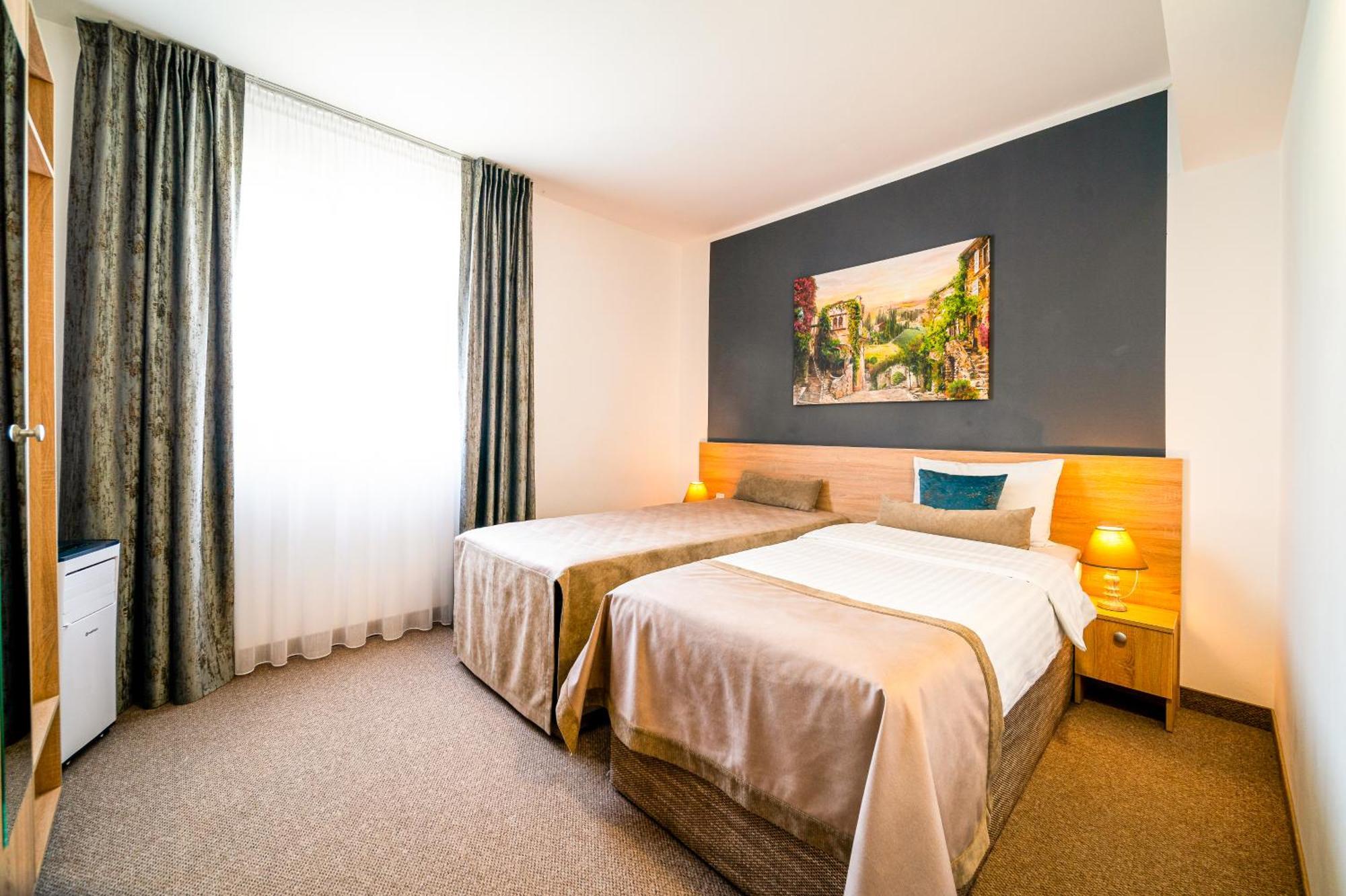 Hotel Rk Ghimbav Екстериор снимка