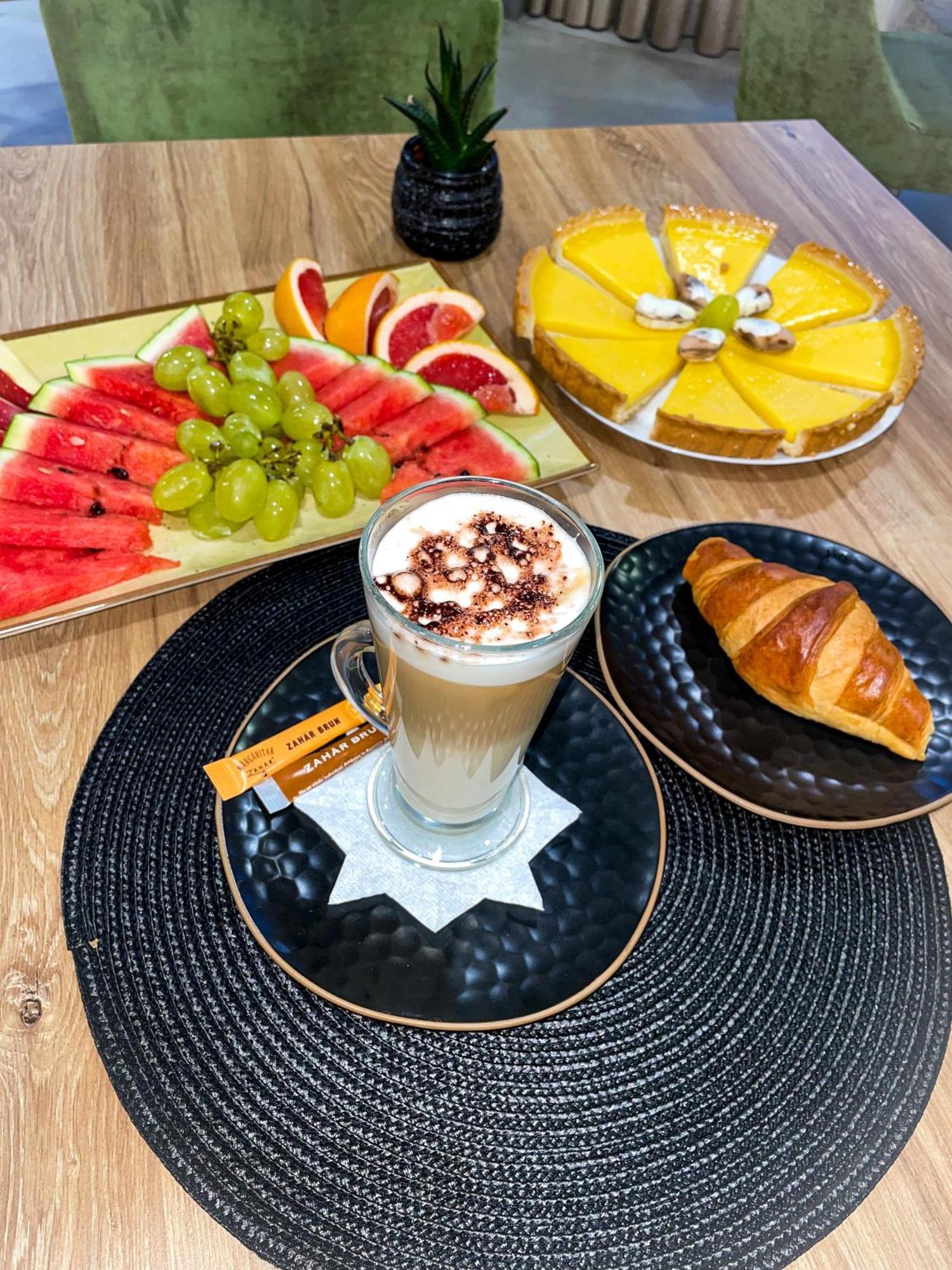 Hotel Rk Ghimbav Екстериор снимка